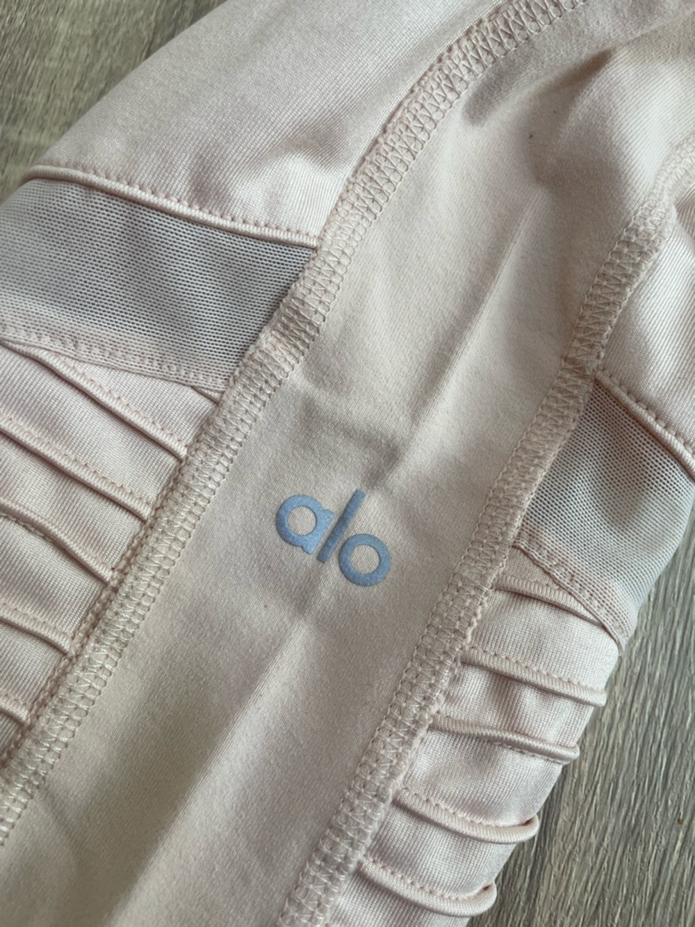 ALO Yoga Blush Pink Highrise Moto Leggings w/ mesh & accordion pleats. Size M - Picture 4 of 10
